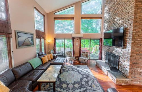 East Stroudsburg Villa | Switch to hosting Peaceful Lakefront Stay, HotTub, Fireplace, Kayaks