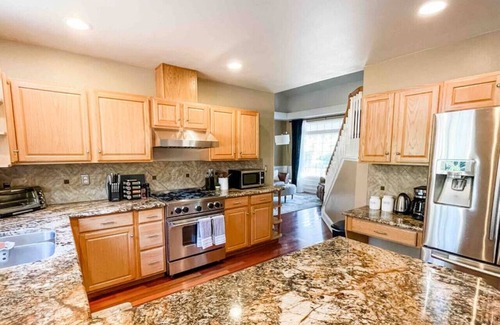 Lakewood Apartment | Tacoma Retreat- Hot Tub, Fireplace & AC!
