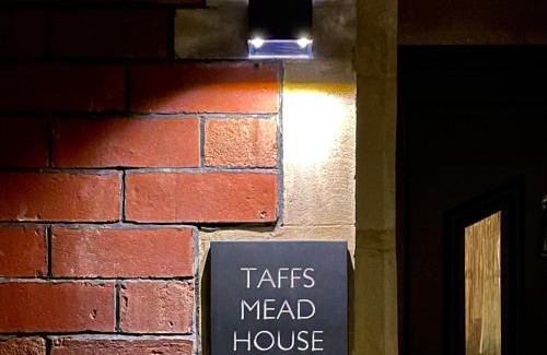 Grangetown House | TAFFS MEAD HOUSE Central City Location, nr Stadium, Family Friendly!