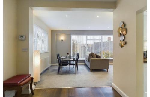 Tewkesbury Apartment | Tallets Apartment with Balcony & Parking