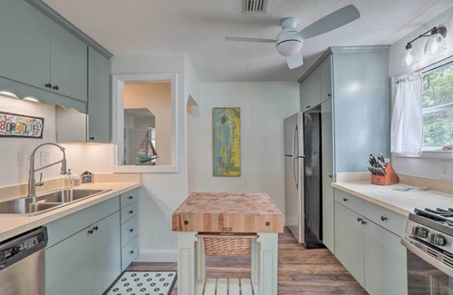 Safety Harbor Cottage | Tampa Bay Area Cottage w/Gas Grill and Fire Pit!