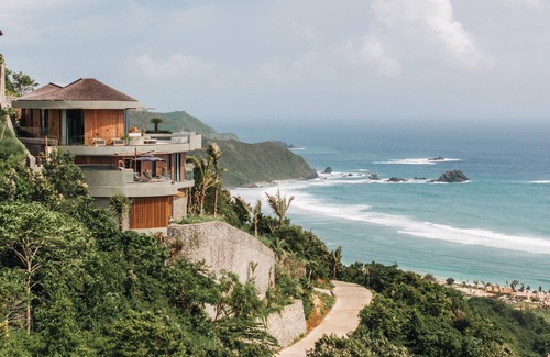 Praya Barat Villa | Tampah Hills