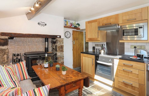 Caernarfon Cottage | TAN MEREDYDD, family friendly, with open fire in Drws Y Coed