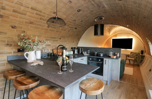 Llanfair Caereinion Cottage | TAN Y WAWR- ONNEN, romantic, with hot tub in Llanfair Caereinion