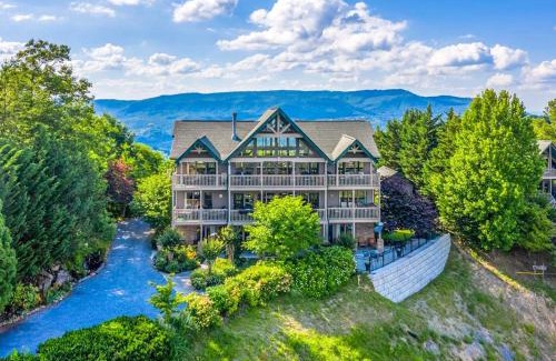 Gatlinburg - Pigeon Forge House | TANASI LODGE - Reunions, Retreats, Weddings, Family Getaways