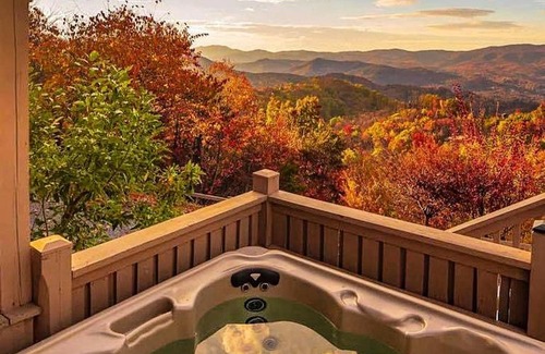 Gatlinburg - Pigeon Forge House | TANASI LODGE - Reunions, Retreats, Weddings, Family Getaways