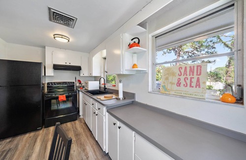 Laurel Apartment | Tangerine Terrace - Beach Escape .7 Mi From Beach