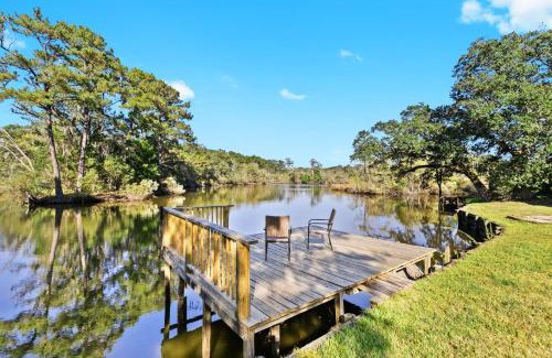 Mobile House | Tara's Riverfront Hideaway
