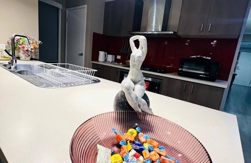 Tarneit House | Tarneit Treasure a 4 bed room house. A place of peace and tranquilaity