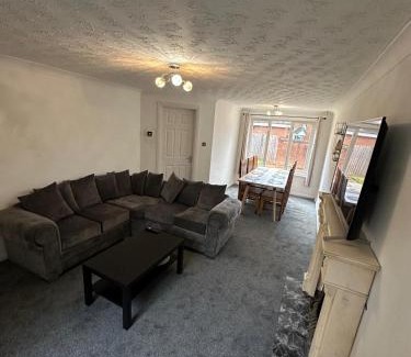 Pollokshaws Apartment | Tartan Nest- Entire house- Sleeps 8 guests