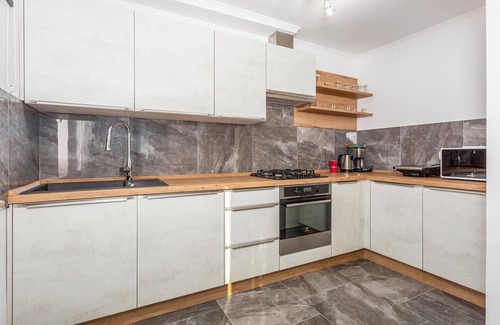 Buzdohanj Apartment | Tasteful and modern apartment with communal pool.