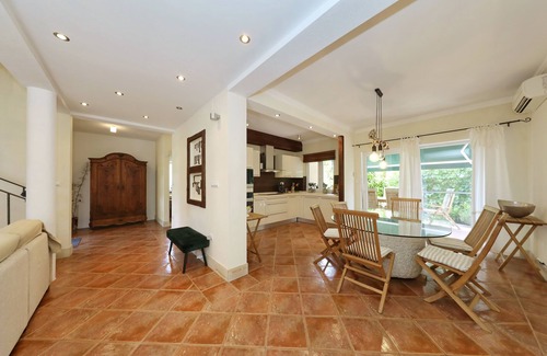 Murter House | Tasteful vacation home for max. 6 persons (3 bedrooms), only 50m from the beach