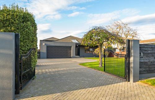 Rainbow Point House | Taupo Escape - Rainbow Point Holiday Home