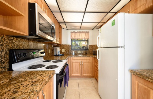 Marathon Condo | TB Beach Swimming Pool, Tennis, Hot Tub, dock, arrive any day, tropical paradise