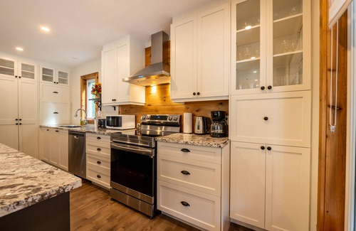 Sainte-Agathe-des-Monts Ski Chalet | tCOZY COTTAGE - MOUNTAIN VIEW - HEATED POOL - Long term stays only