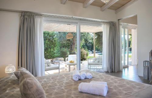 Triggianello Villa | TD Il Vecchio Fienile Outdoor Kitchen with Pool View