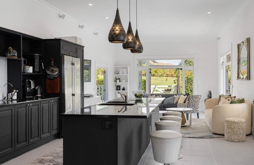 Te Horo Villa | Te Horo Haven - spacious 4 Bedroom Villa with Pool, Spa and great family vibes!