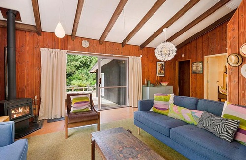 Pukawa House | Te Kuru Cabin - Pukawa Bay Holiday Home