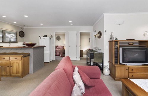 Lake Tarawera Cottage | Te Miro Cottage - Lake Tarawera Cottage