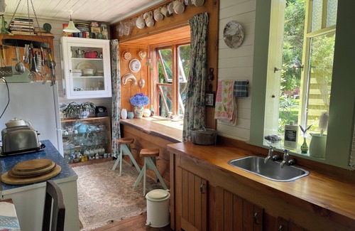 Hari Hari Cottage | Teapot Cottage - cute and cozy 1950's time-warp
