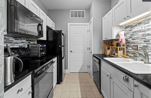 West Campus Apartment | Terrific apartment walking distance to UT Austin, bars and restaurants