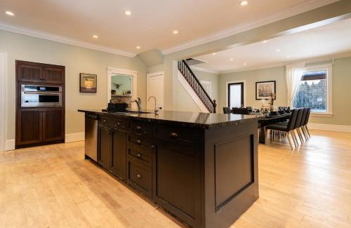 Adjala-Tosorontio Villa | Texas Of The North l Hot Tub l Outdoor Pool