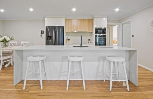 Lloyd House | Thane Retreat - Cosy Ambience, Modern Entertaining