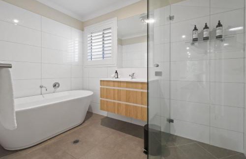 Lloyd House | Thane Retreat - Cosy Ambience, Modern Entertaining