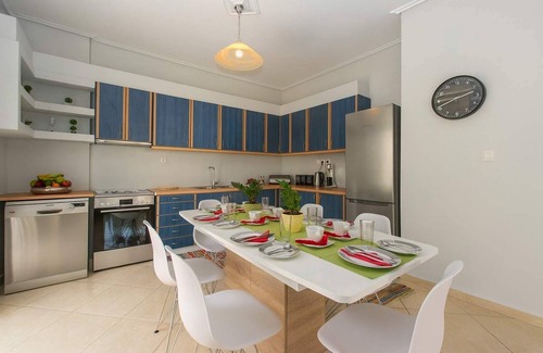 Anatolikos Sinikismos Apartment | Thano's stylish flat, just 150m to the beach