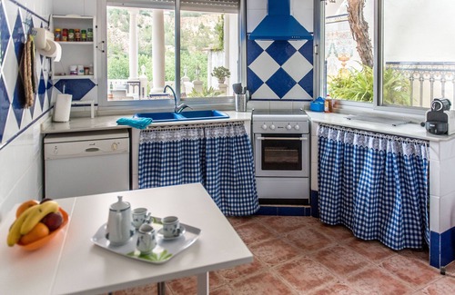 Anna House | That impress patio overlooking mountains and the sound of water in the fountain