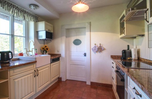 Marlow House | Thatched cottage with large garden and fireplace