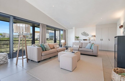 Ouddorp House | The 4 person Villa Super VIP features a luxurious and comfortably furnished interior, terrace with view over the water, also perfect for families with children.