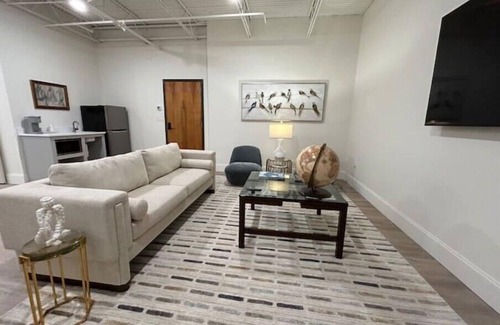 Downtown Jackson Apartment | The 610 Flats: City Chic #22n