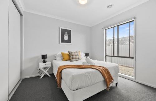 Alfredton House | The Alfredton - Spacious Ballarat Stay for Families