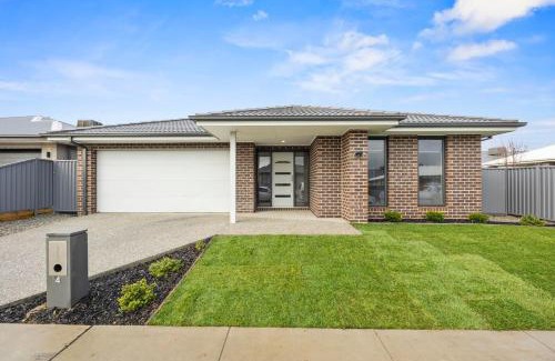 Alfredton House | The Alfredton - Spacious Ballarat Stay for Families