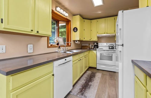 Tofino House | The Anchor-S. Chesterman I Hot tub I OD shower