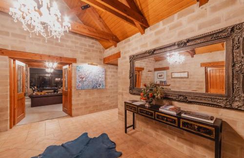 Lake Tekapo House | The Andromeda Hideaway - 6BR Hot tub BBQ