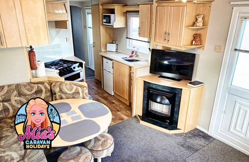 Skegness House | The Arizona Delux Caravan: 8-Berth Family Getaway in Skegness with Home Comforts