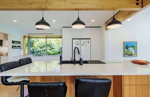 Lake Okareka House | The Bach | Luxury Waterfront Living with Spa Pool