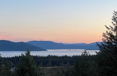 Sandpoint House | The Basking Moose - Idaho Club luxury minutes to Schweitzer & Sandpoint - HOTTUB