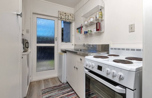 One Tree Point Apartment | The Beach Hut - Waterfront Studio at Harbour Lights