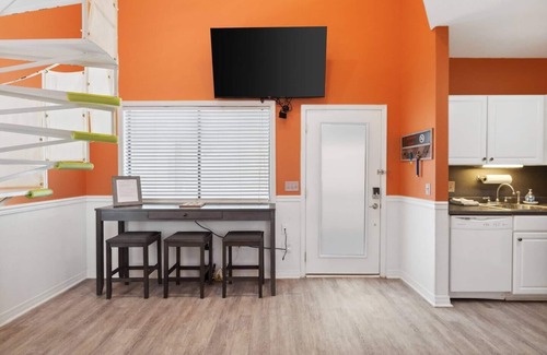 Holiday Beach Condo | The Beach & The Bum! 2- Min Walk to Sandy Beach!