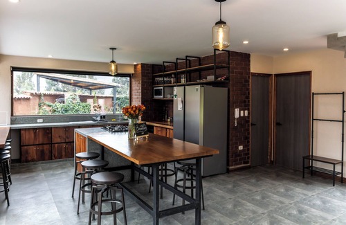 Huaran Cottage | The beauty of the Andes from a warm home 45 min. from the train station.