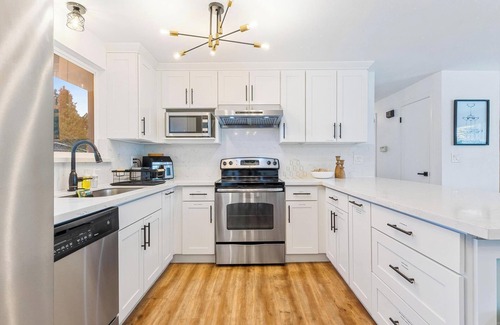 Fairwood House | The Benson - Cozy Modern 4bd by Airport & DT