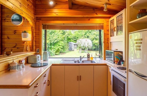 Takaka House | The Birds Nest - Cosy Chalet