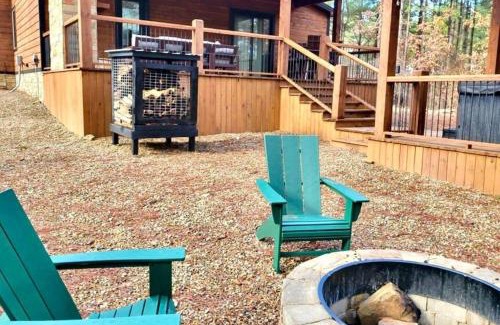 Pickens House | The Blaylock Cabin, 2 King, Hot Tub, Pet Friendly!