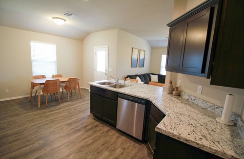 Collinsville House | The Boho Bungalow- Clean, Cozy & Family Friendly!