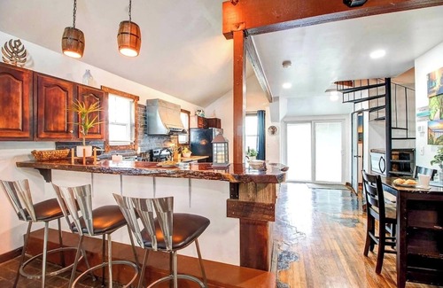 Northeast Virginia Beach House | The Breakaway - VIBE Beach Cottage - Walk to Beach - Large Groups Welcome