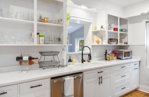 North Charleston House | The Bungle House Blues. 10 Mi to Downtown. 15 mi to Beach. Walk to Park Cirlcle.