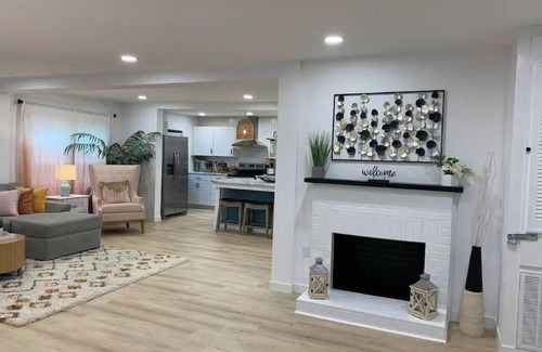 Livingston House | The Callie- Downtown by the square & park. Tons of Parking. On 3 Acres!